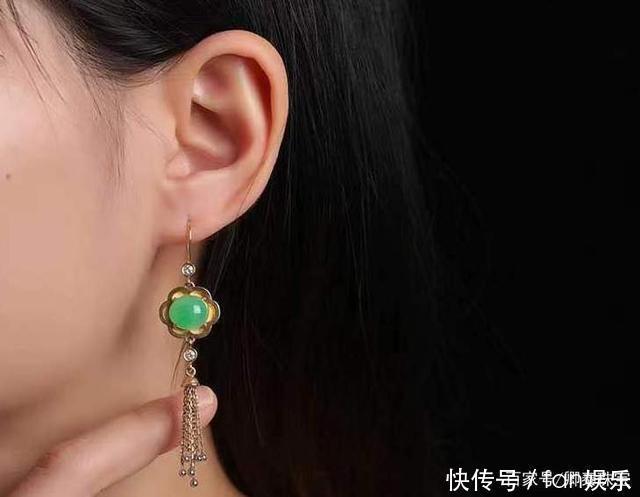 风情|翡翠耳环——少女风格的耳环,点缀出微微一露的风情