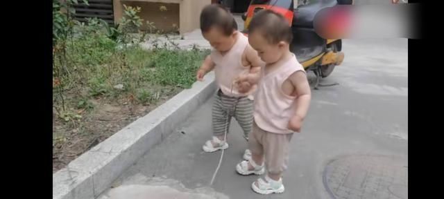母乳|双胞胎相差10斤姐姐吃母乳，妹妹吃奶粉，半年后两孩子差距明显