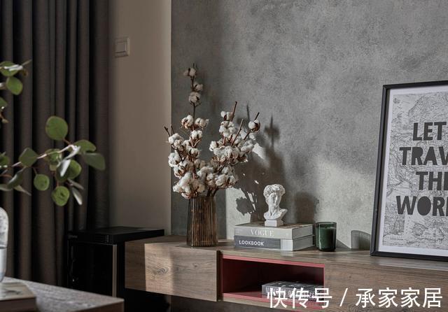 兄弟俩|兄弟俩合资买套小公寓，没有多余的家具，全屋黑红灰看起来很高级