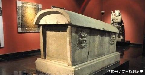  棺材|盗墓贼不走寻常路！为何每次都从棺材小头凿盗洞老木匠揭开真相