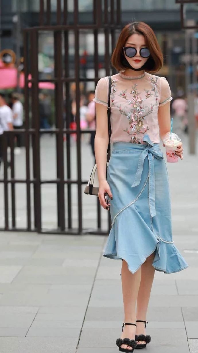 开衫|V领豹纹毛开衫的小姐姐,配黑色喇叭裤,凸显时尚之美