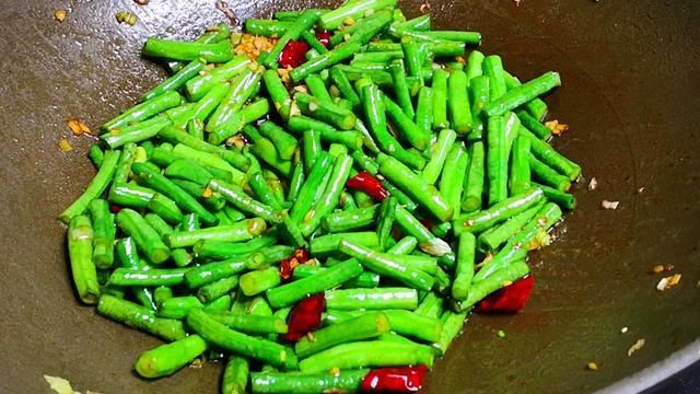 搅拌均匀|炒豆角时，牢记“2要点”，豆角不变色更入味，营养还不流失，香