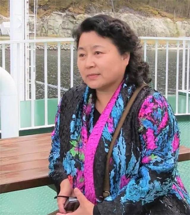 岁月如歌#《红了山村醉了秋》:著名画家边广兰作品赏析