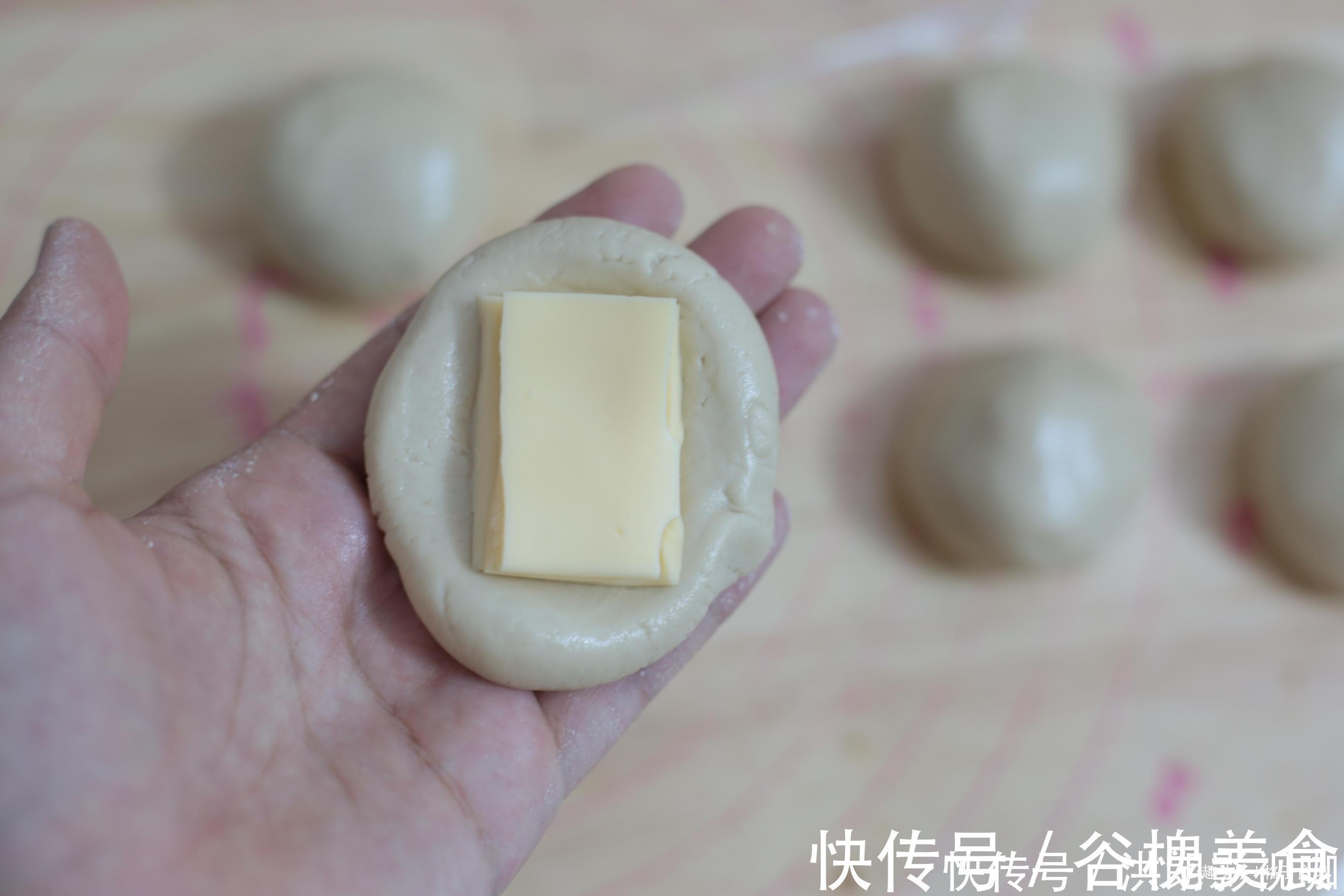 糯米粉最好吃的做法，香甜软糯，咬一口还会爆浆，越吃越过瘾，赞