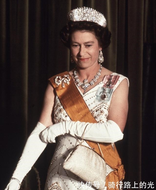 玛格丽塔 王室珠宝听说,钻石蝴蝶结胸针和珍珠更配哦