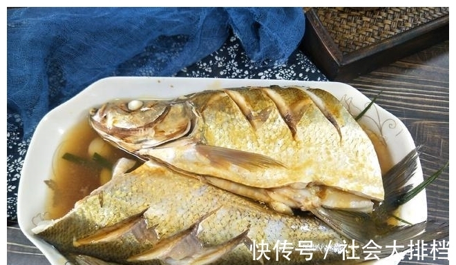 清蒸鱼|清蒸鱼时,不用生抽不用盐,掌握1个小技巧,出锅又鲜又香