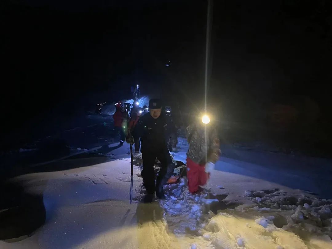 东天目山|六旬驴友东天目赏雪摔骨折 他们踩着1米多深的积雪 历时5小时将伤者安全救下山