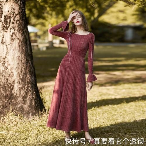 高级感|除了“高级灰”,“复古红”也有高级感,搭配各种单品很时尚