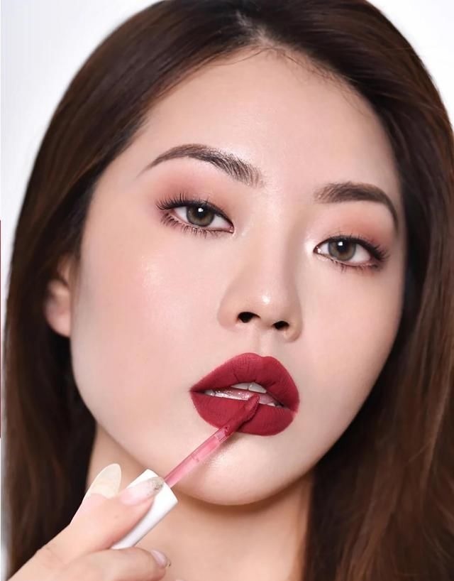 妆面 黄皮女人挑口红也太难了吧？别急，送你5个色号，显白耐看又显贵