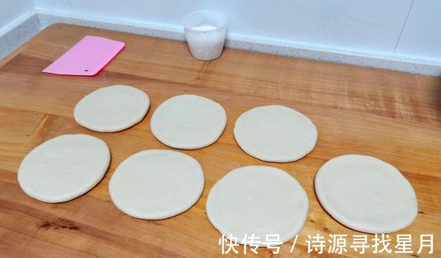 烙白饼有技巧，记住这个配方，出锅面香味浓郁、又酥又软又香！