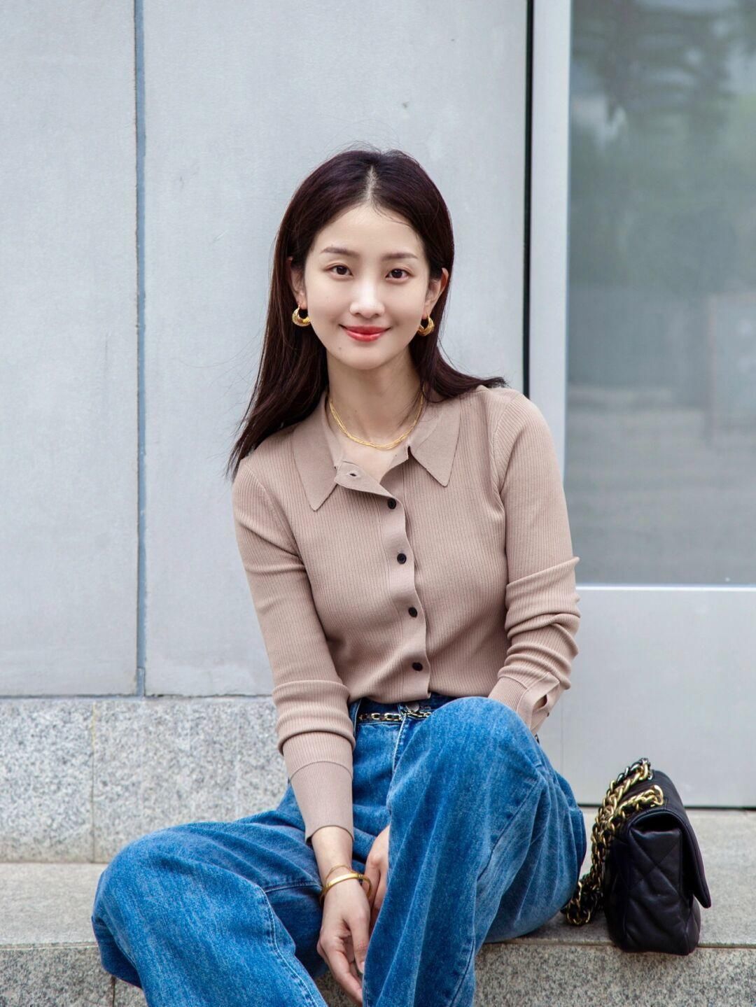 牛仔裤|针织衫选对颜色很重要，浅紫色针织衫+灰色运动裤，温柔又气质