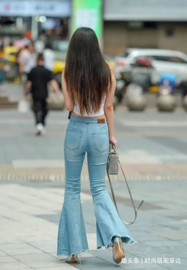 穿搭 白色吊带搭配浅蓝色修身牛仔裤,活力满满,气质动人