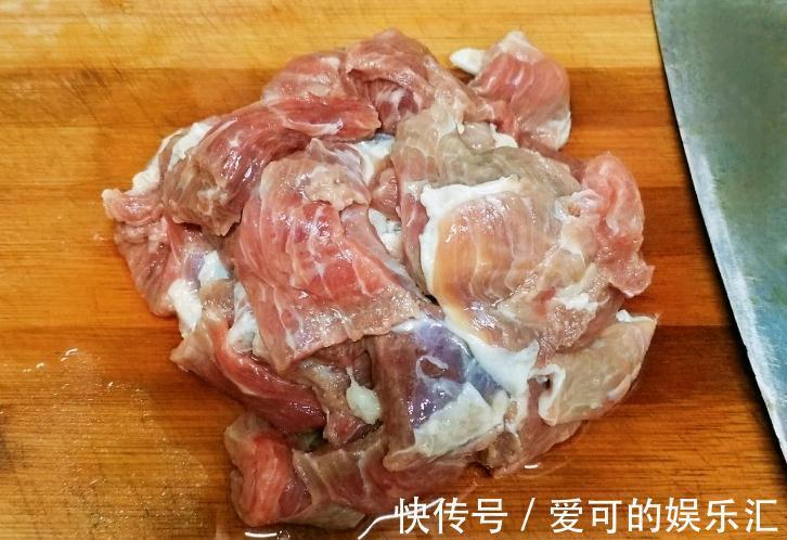调牛肉馅，记住“一个窍门”，调好后鲜嫩多汁，包包子喷香好吃