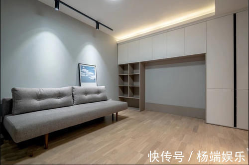 客厅|还是老公机智,阳台客厅之间装个隔断墙,空间宽敞不止一点点!