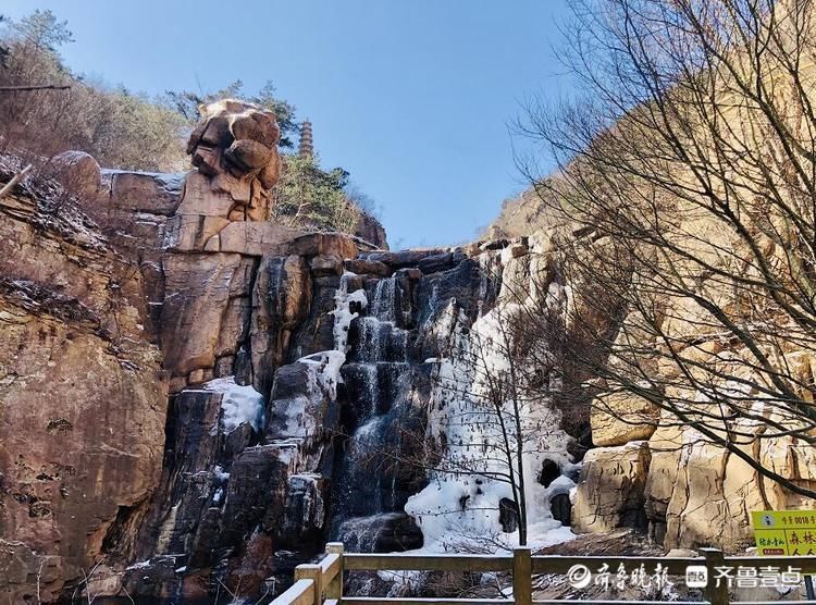 一半春色一半冬，九水游览区内冰挂和雪盖景色引人醉