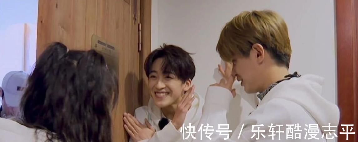 何炅|《極限挑戰(zhàn)寶藏行》開播，何洛洛真名上熱搜，曾被誤會是何炅親戚