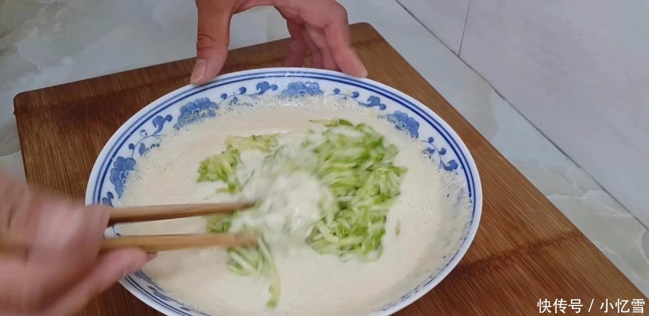  西葫芦|早餐又出新吃法, 不用和面, 做出来比鸡蛋饼都好吃, 好吃到流口水