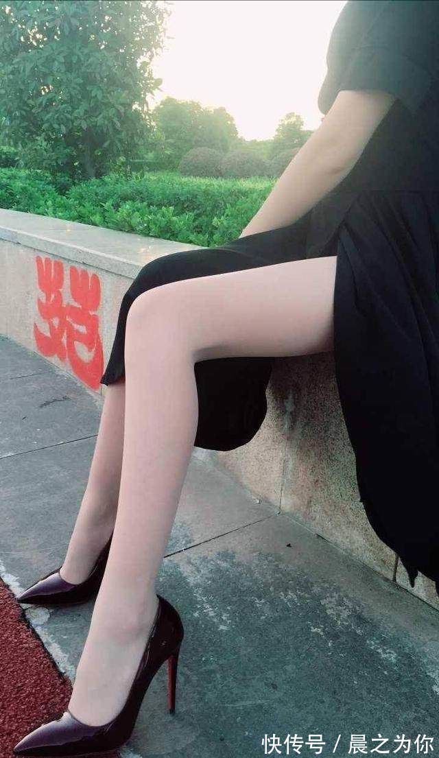 丝袜 唯美迷人的尖头细跟高跟鞋配上丝袜,穿出时髦女人味
