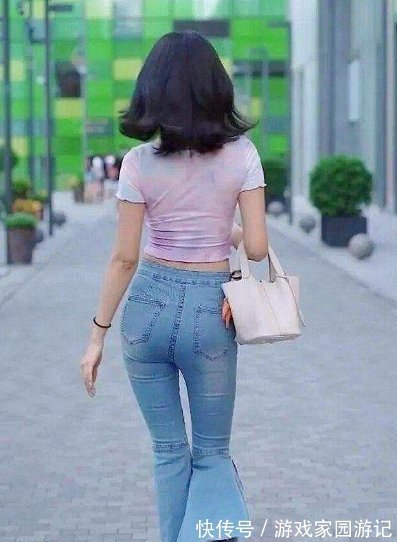 美女 美女穿一字肩搭紧身牛仔裤,展现性感时尚魅力!