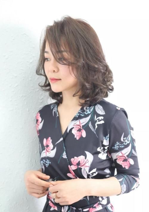 纹理感 女人过了50岁发型这样剪,洋气显年轻,时尚更自信