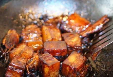  做红烧肉时，用冰糖还是白砂糖？学会1招技巧，红烧肉红亮且不苦