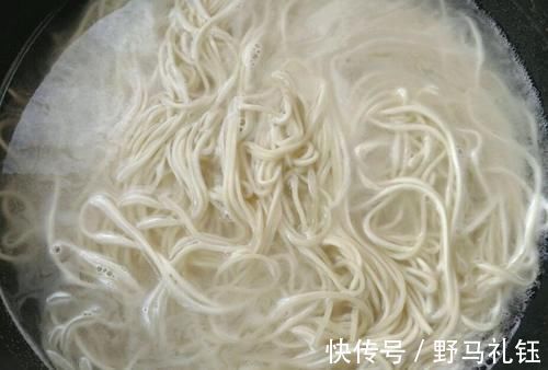 煮面条别再水开下锅了,开面馆的大哥透露“秘诀”,不起坨有劲道
