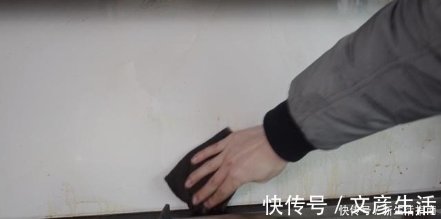 油垢|厨房瓷砖上满是油垢教你一招，不用一滴水，瓷砖立马光亮如新！