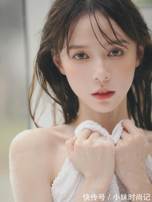 碎花 白色碎花吊带背心搭配短裤,美女清新自然,又透出成熟的韵味