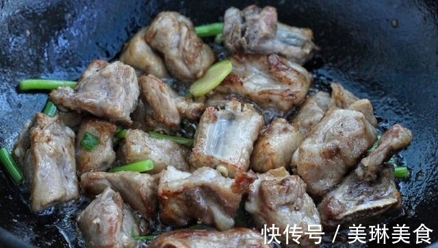 红烧排骨肉质易发柴？2个原因要知道，肉嫩味美