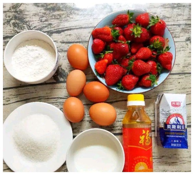 小孩嘴馋想吃蛋糕，没有淡奶油，妈妈用这个方法，酸酸甜甜更美味