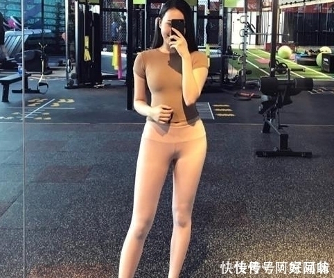 气质|紧身打底裤傍身十分减龄,勾勒出美女苗条的身材曲线