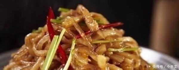 炒粉条只会傻傻焯水?难怪一炒就成团,加点它,粉条根根分明