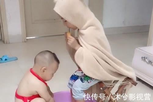 洗脚|“红肚兜宝宝”伺候哥哥洗脚走红,这大概是全网混得最差的二胎了