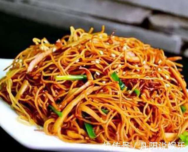 做炒面时,千万不要直接放入油锅,多加这一步,做好后好吃不粘锅