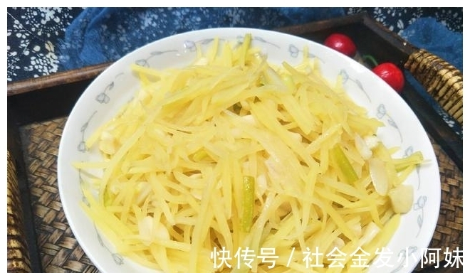 一个勺子|炒土豆丝时，放醋方法有讲究，教你1招，土豆丝酸香不呛口