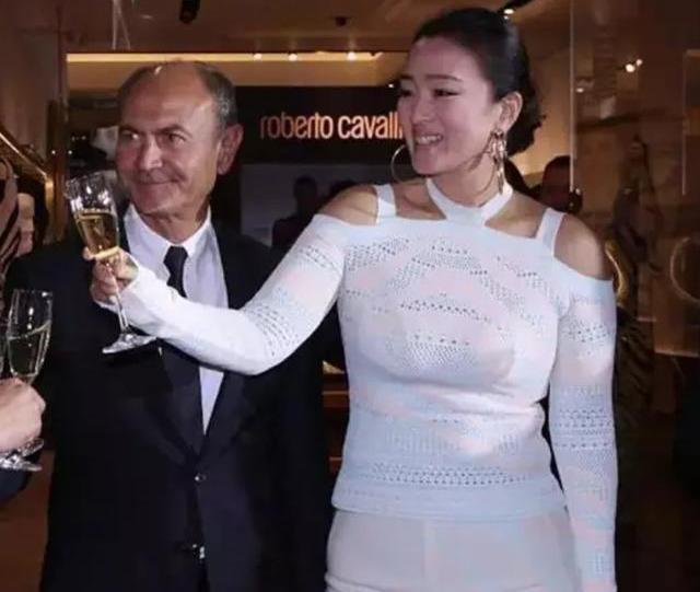 肉感|54岁巩俐胖了更丰满,穿紧身衣现多肉身材,意外勒出赘肉真尴尬