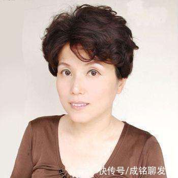 为什么六十岁女人都喜欢短发?发质发量气质变了,短发利落又减龄