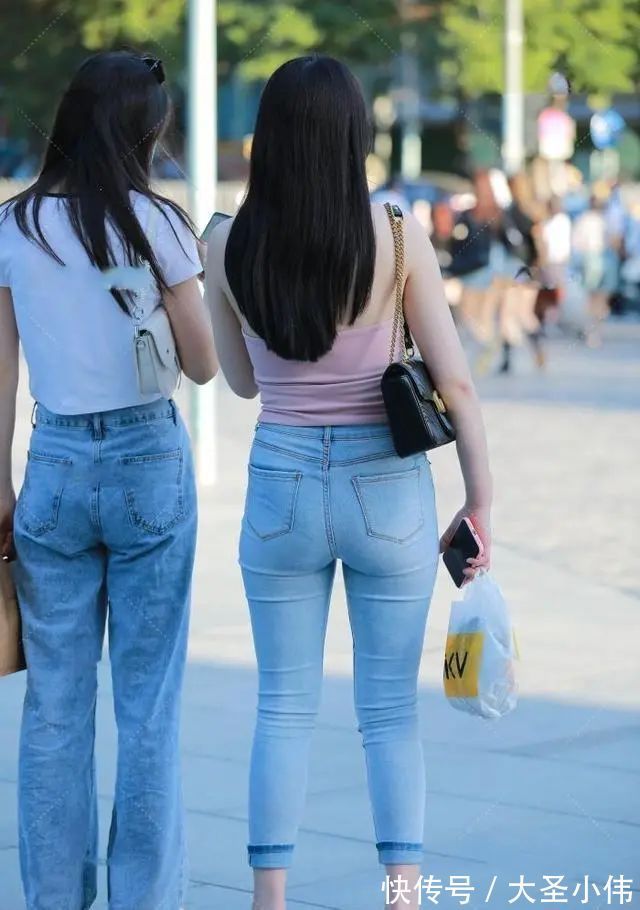 打底裤 美女街拍:粉色吊带搭配牛仔打底裤,漂亮的剪裁,面料很适合。