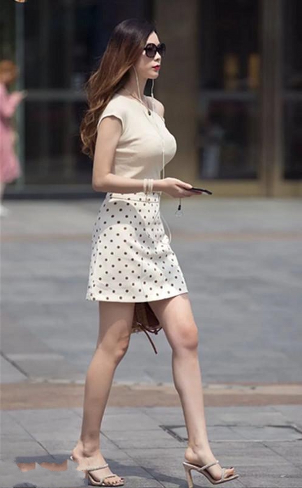 街拍,美女半身裙+T恤的组合,凸显出身材美