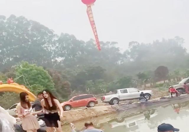 野钓|这种黑坑第一次见,美女端茶倒水递烟,这还是钓鱼吗