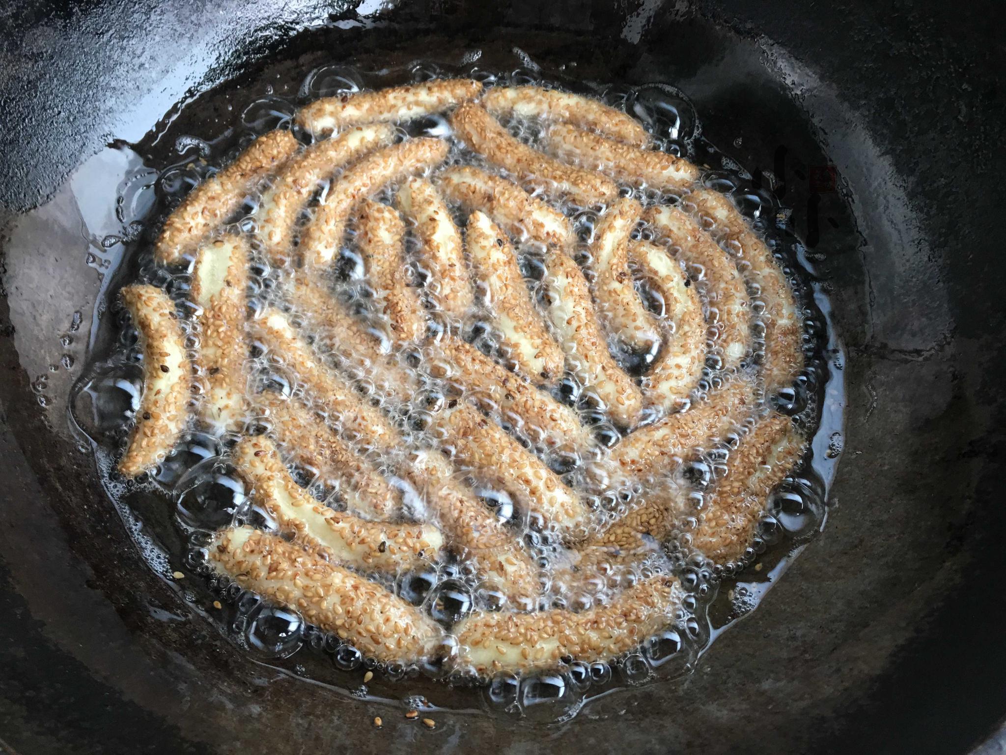 营养|吃炸货,换点新花样!香酥可口的芝麻条,营养高寓意也好