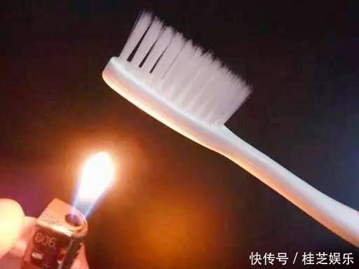 换下的旧牙刷别扔，用火烤一下有很多妙用，学会全家都受用