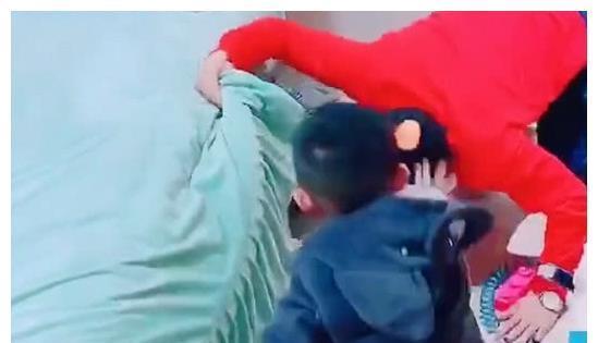 宝妈|“贪睡奶爸”带娃反被娃“揍”火了，被发现后三小只东逃西窜