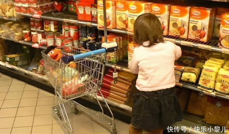 妈妈|孩子在超市偷巧克力，三位妈妈做法各异，路人态度说明好坏