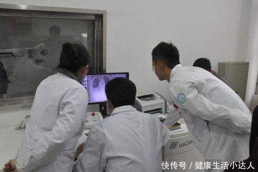 结石|为了减肥，不吃早餐，21岁女孩胆囊里挤满结石，只能手术摘除