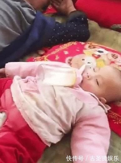 上传|爷爷给孙女喂奶后累的睡着,儿媳上传照片后,网友炸了接受不了