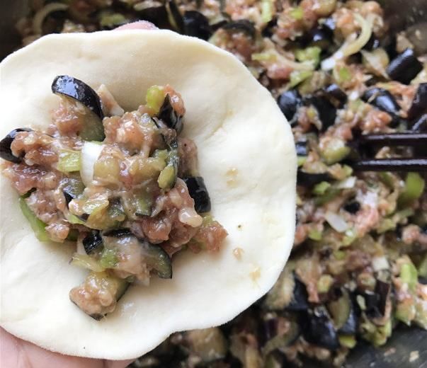 鲜香|夏天用茄子包包子，鲜香美味，比香菇肉包都好吃，教您详细做法