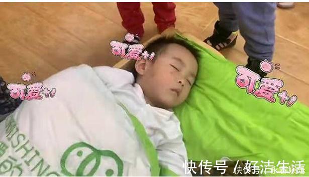 老师|“最贪睡宝宝”走红,全班师生一起围观睡觉,网友:全场最靓的仔