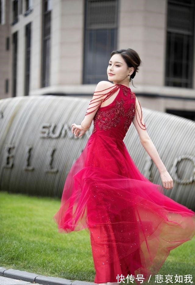 蕾丝 优雅的蕾丝提花与飘逸的蕾丝裙摆,搭配一双红色高跟鞋女神范十足!
