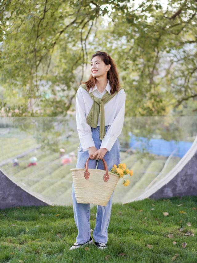 衬衫搭配|秋天的衬衫先别藏起来,搭配上牛仔裤可美了,比你想象中要好看